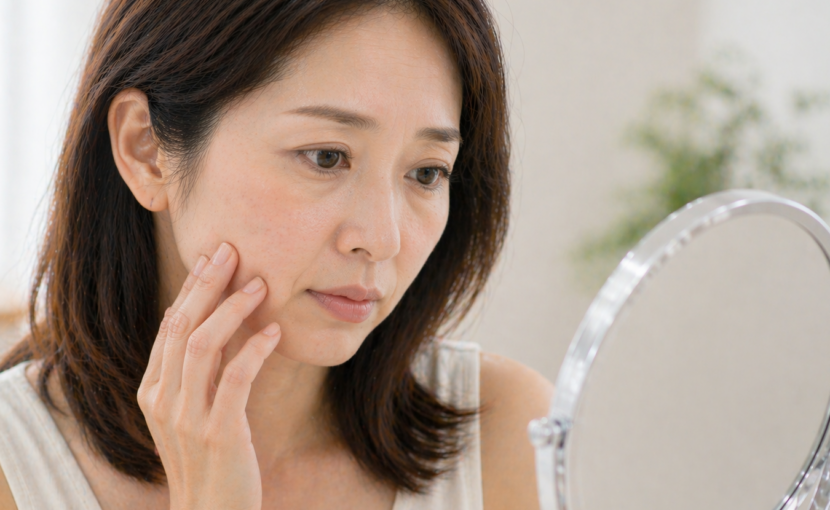シワやたるみを気にする女性