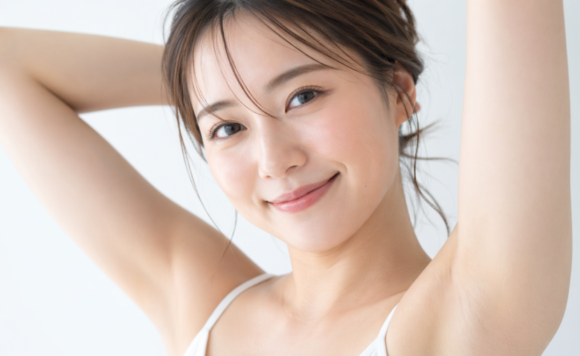 両手を上げて脇を出している女性