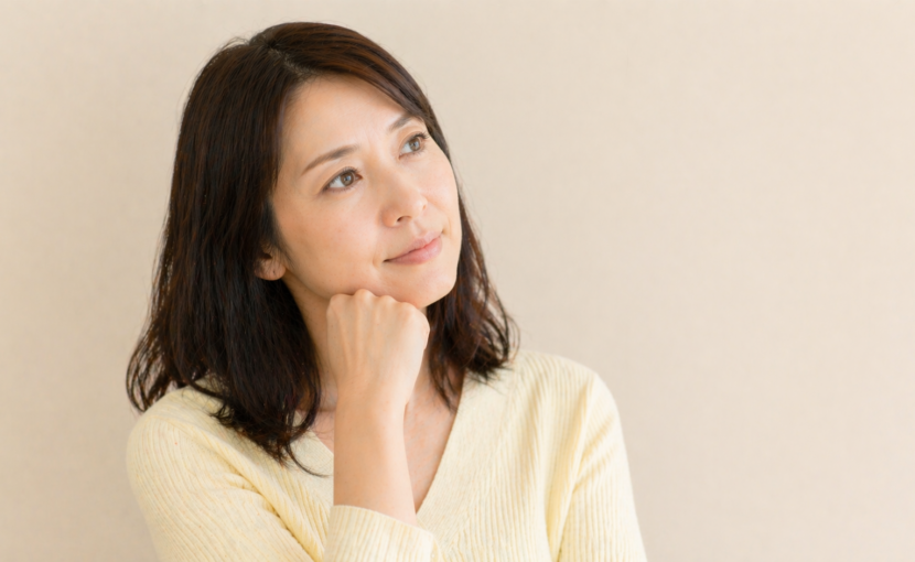 考え事をする女性