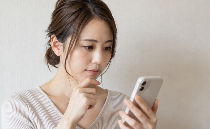 スマートフォンで調べものをする女性