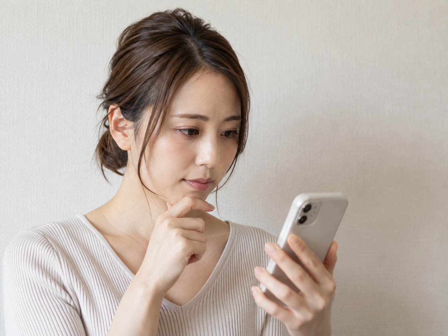 スマートフォンで調べものをする女性