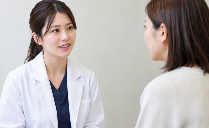 患者と話している女性医師