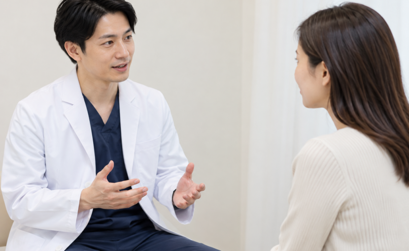 患者に説明を行う男性医師