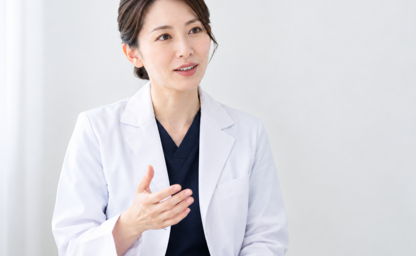 説明を行う女性医師