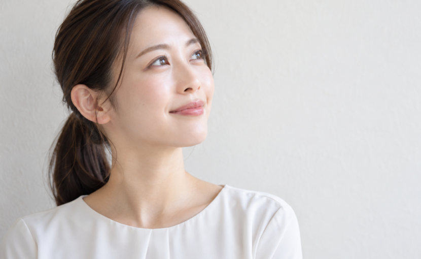 遠くを見て微笑む女性